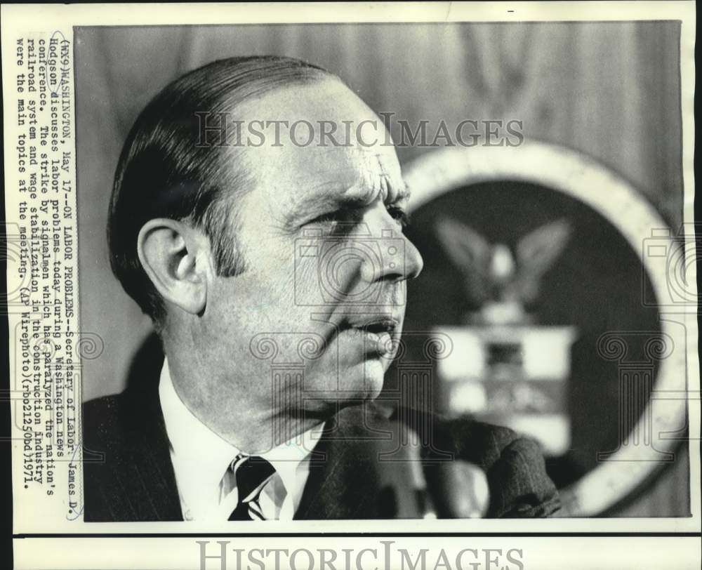 1971 Labor Secretary James Hodgson at White House press conference - Historic Images