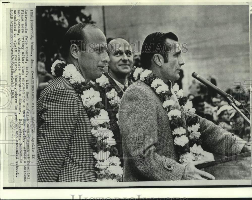 1969 Press Photo Apollo 12 astronauts Dick Gordon &amp; others visit Seattle, WA-Historic Images