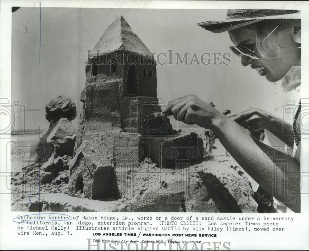 1977 Press Photo Catherine Hershey sculpts sand castle in California - now08626-Historic Images