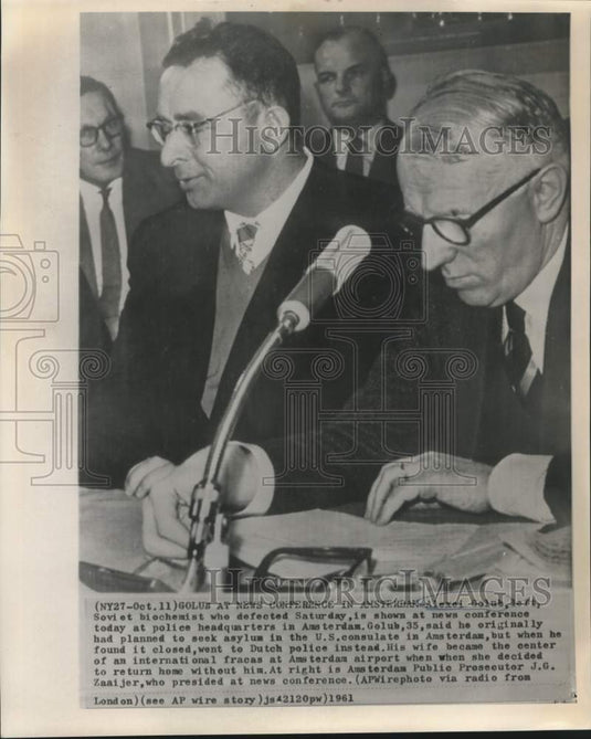 1961 Press Photo Soviet biochemist Alexei Golub, defector, & other with press-Historic Images