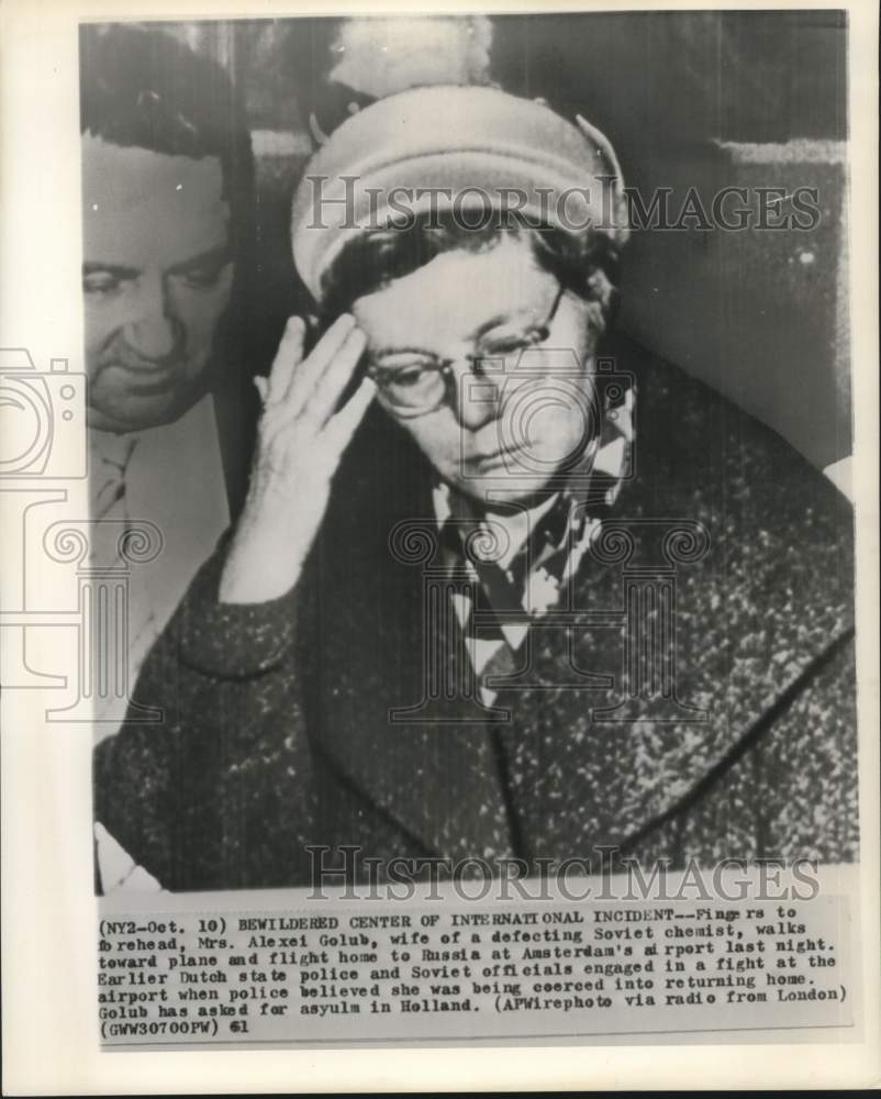 1961 Press Photo Wife of defecting Soviet chemist Alexei Golub at airport-Historic Images