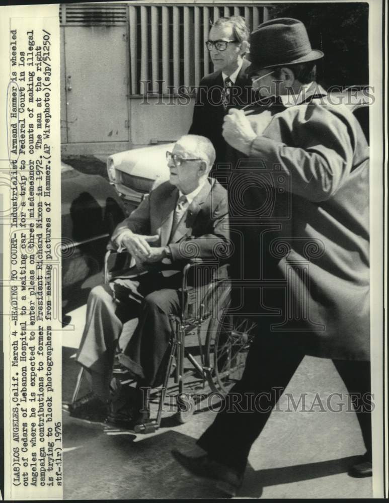 1976 Press Photo Armand Hammer wheeled from hospital en route to Federal Court.-Historic Images
