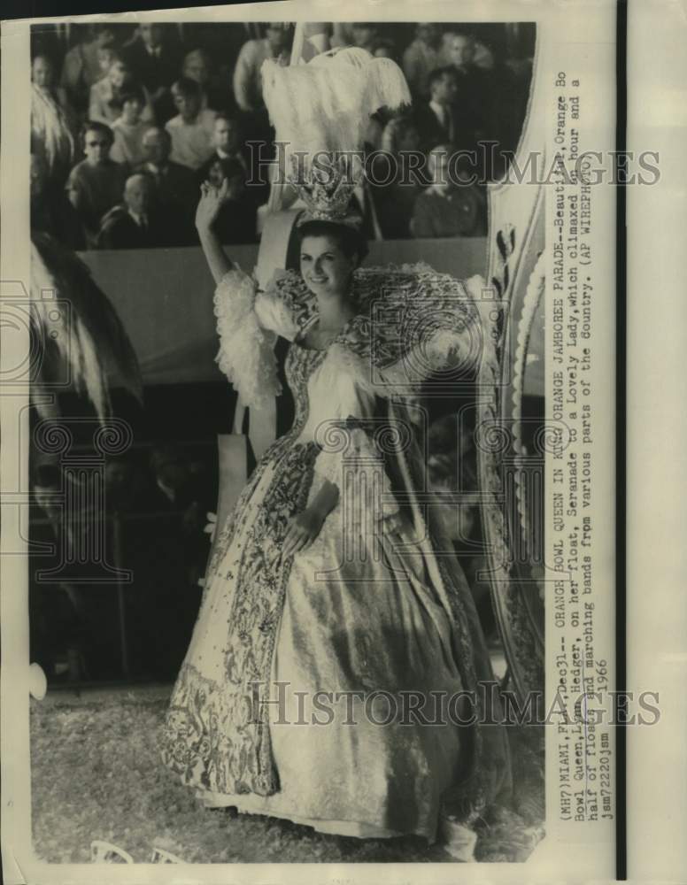 1966 Press Photo Orange Bowl Queen Lynn Hedger on her float in bowl parade.-Historic Images