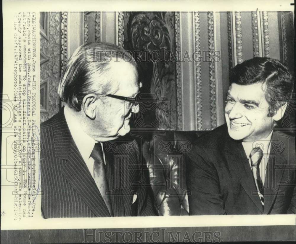 1971 Press Photo Senators Hatfield and Stennis chat in Washington - now09341-Historic Images