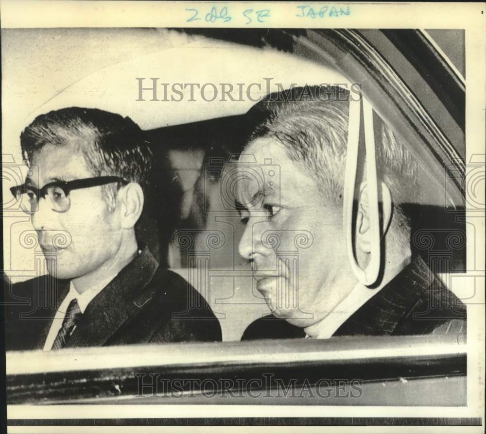1971 Press Photo Leaving Wychwood House is Japan&#39;s Hidezo Hara with an official-Historic Images