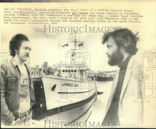 1976 Press Photo Patrick Moore & Bob Hunter with Greenpeace Foundation's ship-Historic Images