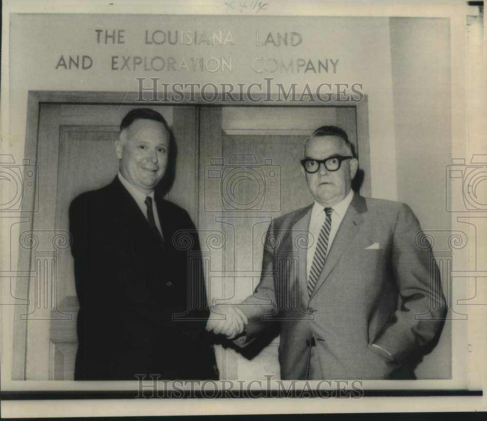 1967 New Orleanians John Phillips &amp; Ford Graham shake hands in NY - Historic Images