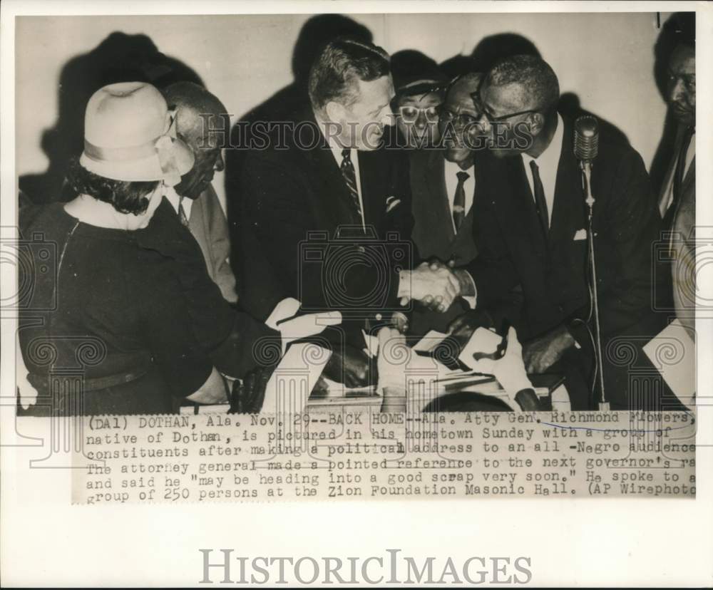 1965 Press Photo Attorney General Richmond Flowers with constituents in Dothan - Historic Images