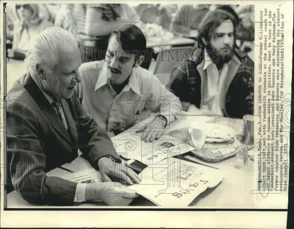 1971 Former Tennessee senator Albert Gore with Vanderbilt students - Historic Images