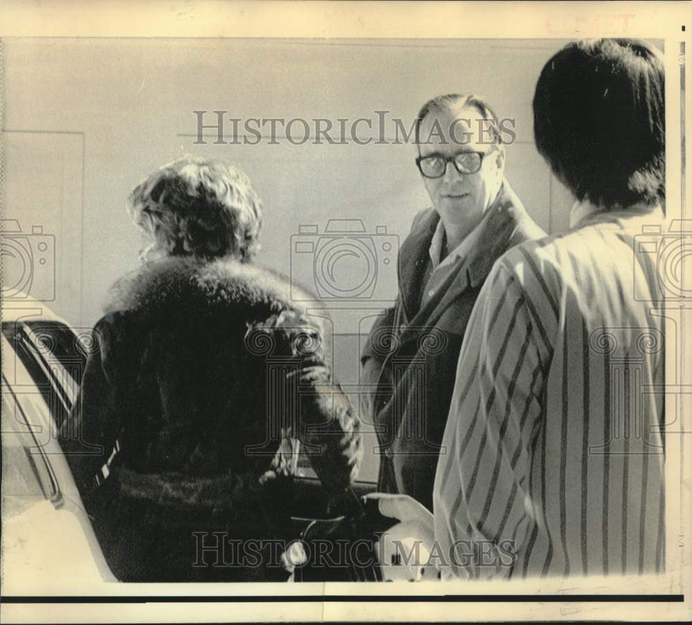 1974 Randolph Hearst and daughter Gina enter car in California - Historic Images