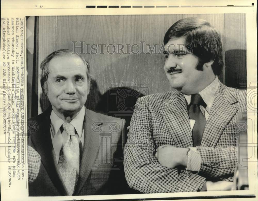 1974 Press Photo Pennsylvania Governor Shapp &amp; William Hill, with newsmen-Historic Images