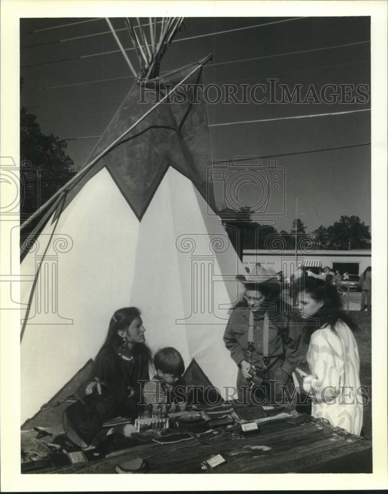 1989 Press Photo Sharon Sharpe &amp; son at Indian Exposition in Lacombe, Louisiana - Historic Images