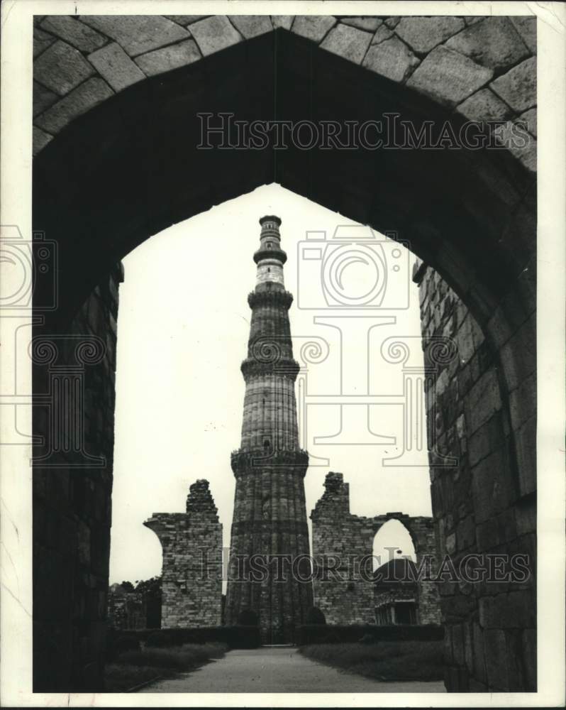 1969 Press Photo India&#39;s Pisa-Qutb Minar, leaning tower of India - now10383-Historic Images