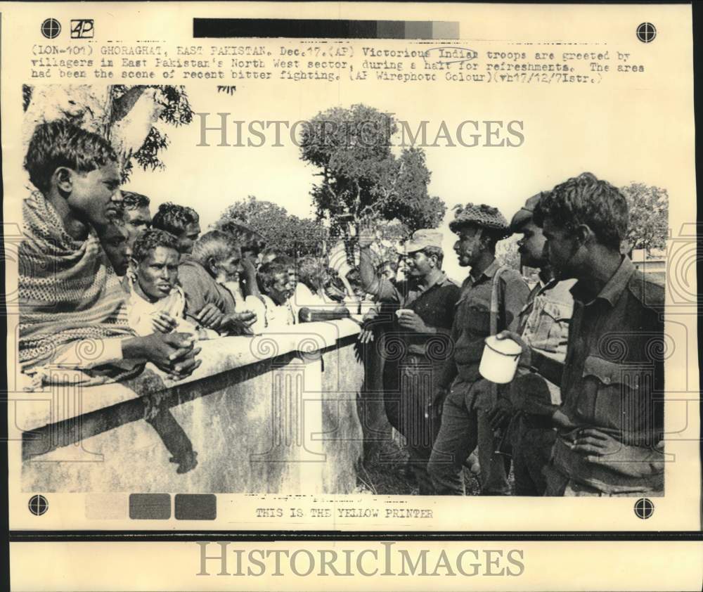 1971 Indian troops greeted by villagers of East Pakistan&#39;s NW sector - Historic Images