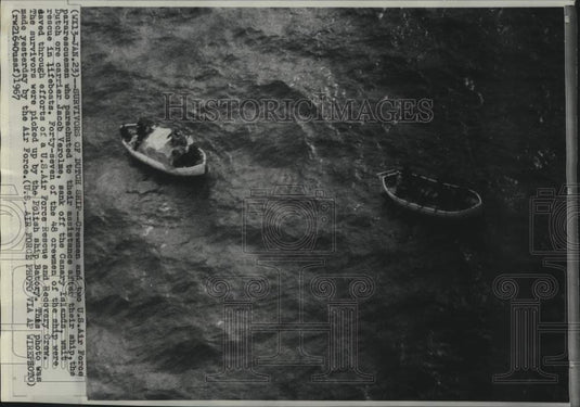 1967 Press Photo Jacob Verolme crewmen and Air Force men wait in lifeboats-Historic Images