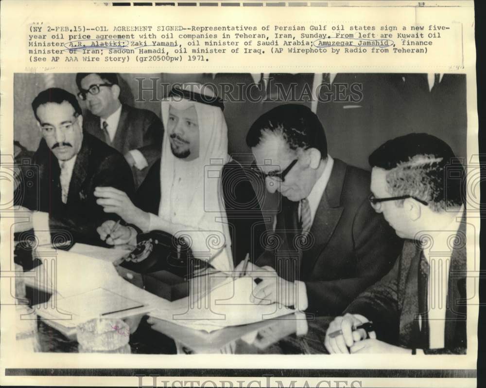 1971 Press Photo Amuzegar Jamshid and others sign oil price agreement-Historic Images