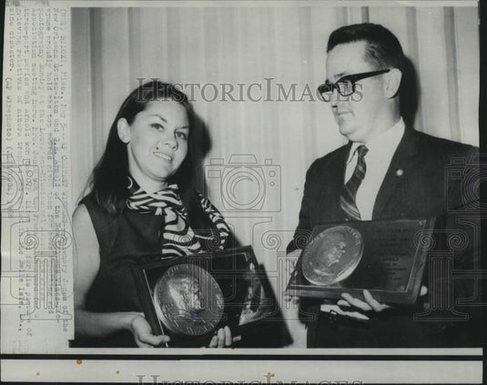 1968 Press Photo Rosemary James & G.E. Arnold, AP contest winners - now10869-Historic Images