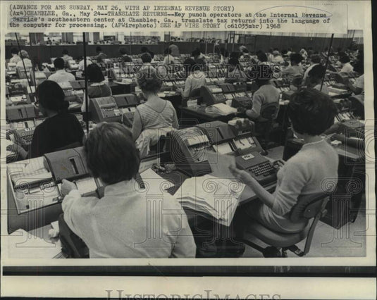 1968 Internal Revenue Service's keypunch room in Chamblee, Georgia - Historic Images