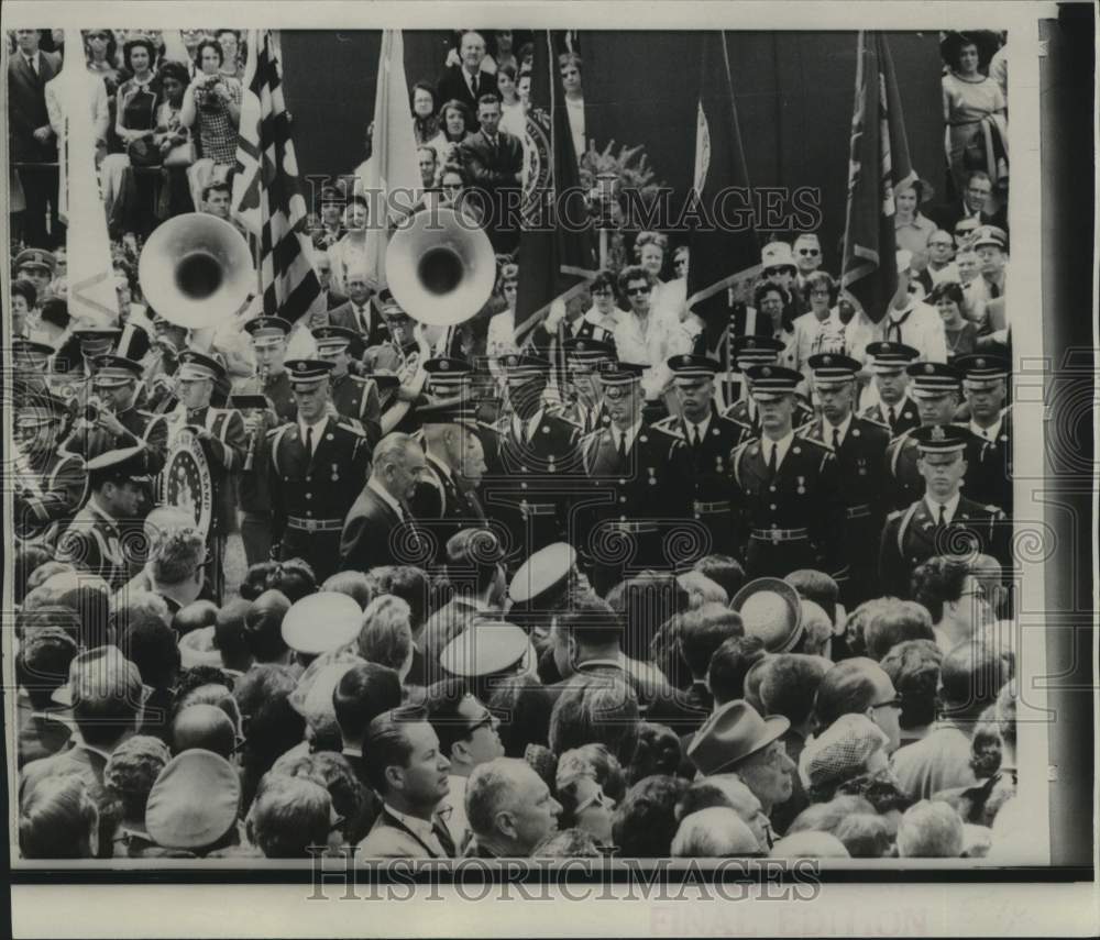 1967 Scene of welcoming ceremonies for Prime Minister Harold Holt. - Historic Images