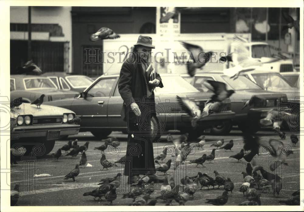 1987 Man shares food with pigeons in San Francisco's Tenderloin area - Historic Images