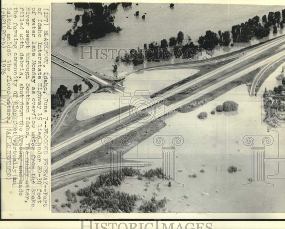 1976 Press Photo Flooded Interstate 15 in Blackfoot, Idaho under deep water-Historic Images