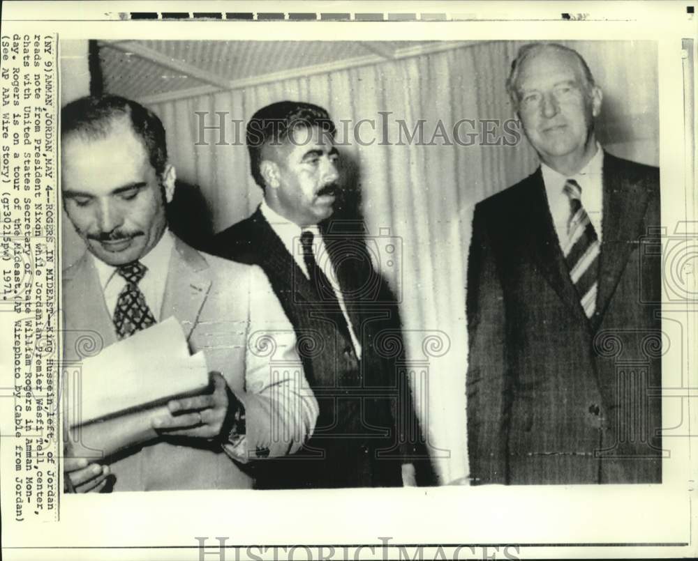 1971 King Hussein reads note while Wasfi Tell and Rogers chat - Historic Images