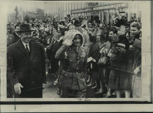 1967 Jordan's King Hussein salutes welcoming crowd in Moscow - Historic Images