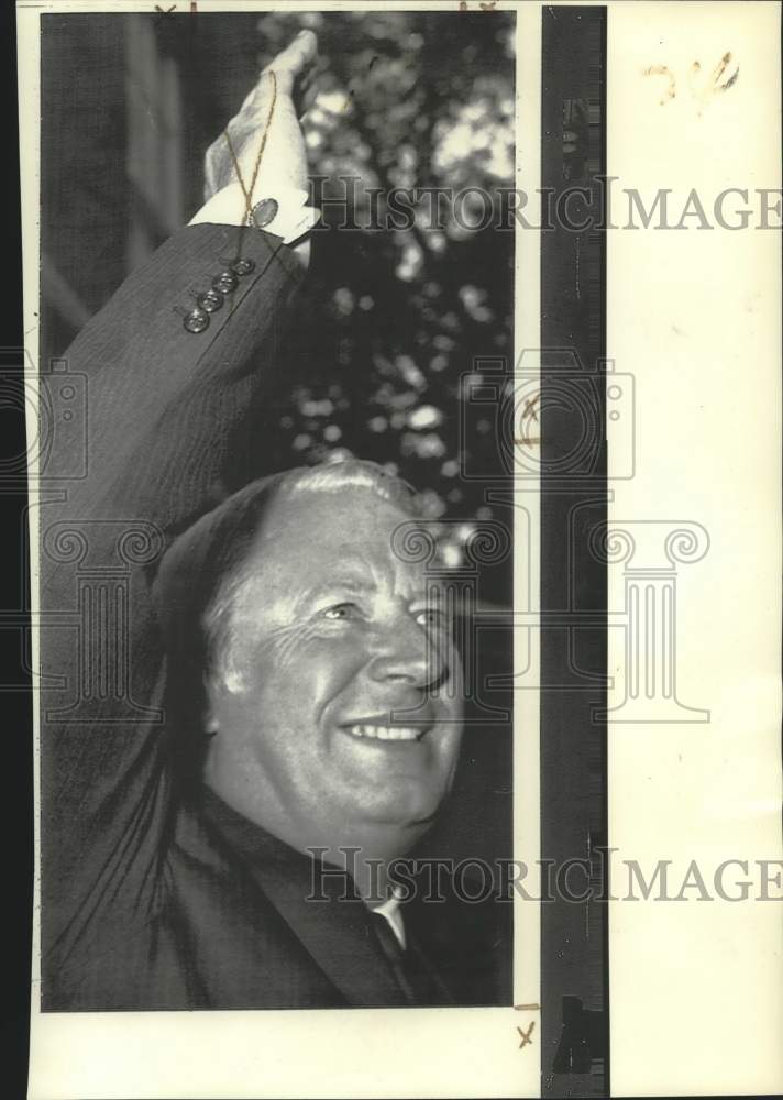 1971 Prime Minister Edward Heath leaving No. 10 Downing Street - Historic Images