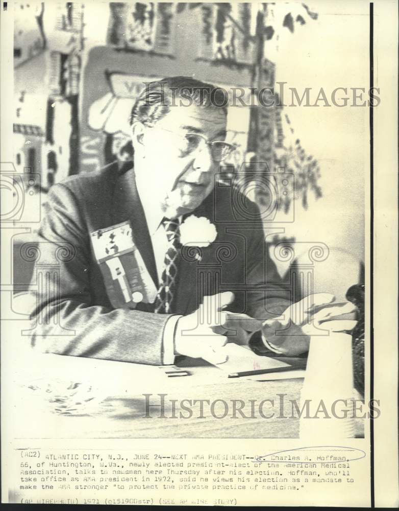 1971 Dr. Charles Hoffman, president-elect of AMA with newsmen - Historic Images