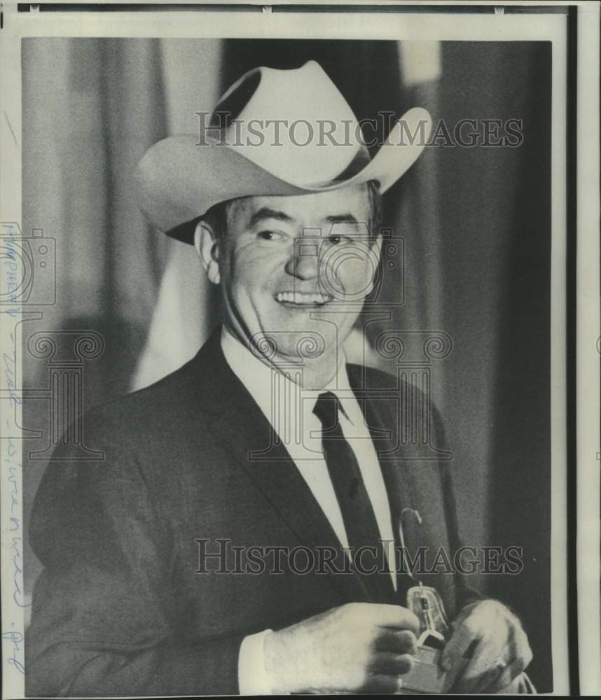 1967 Vice President Humphrey wears cowboy hat gift in Dallas - Historic Images