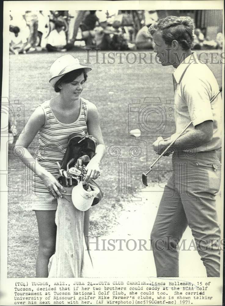 1971 Press Photo Golfer Mike Farmer talks with caddy, Linda Holleman in Tucson - Historic Images