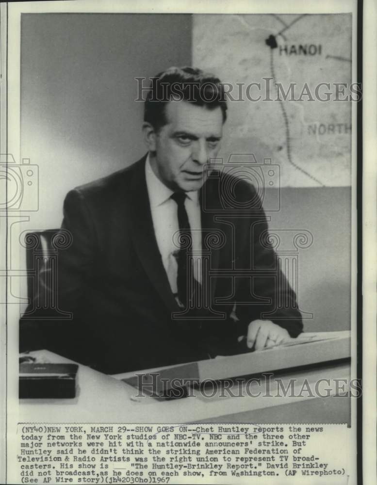 1967 Press Photo Chet Huntley reports the news from NBC-TV New York studio-Historic Images