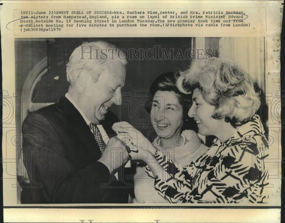 1970 Press Photo Sisters from Hampstead pin rose to Prime Minister Heath's lapel-Historic Images