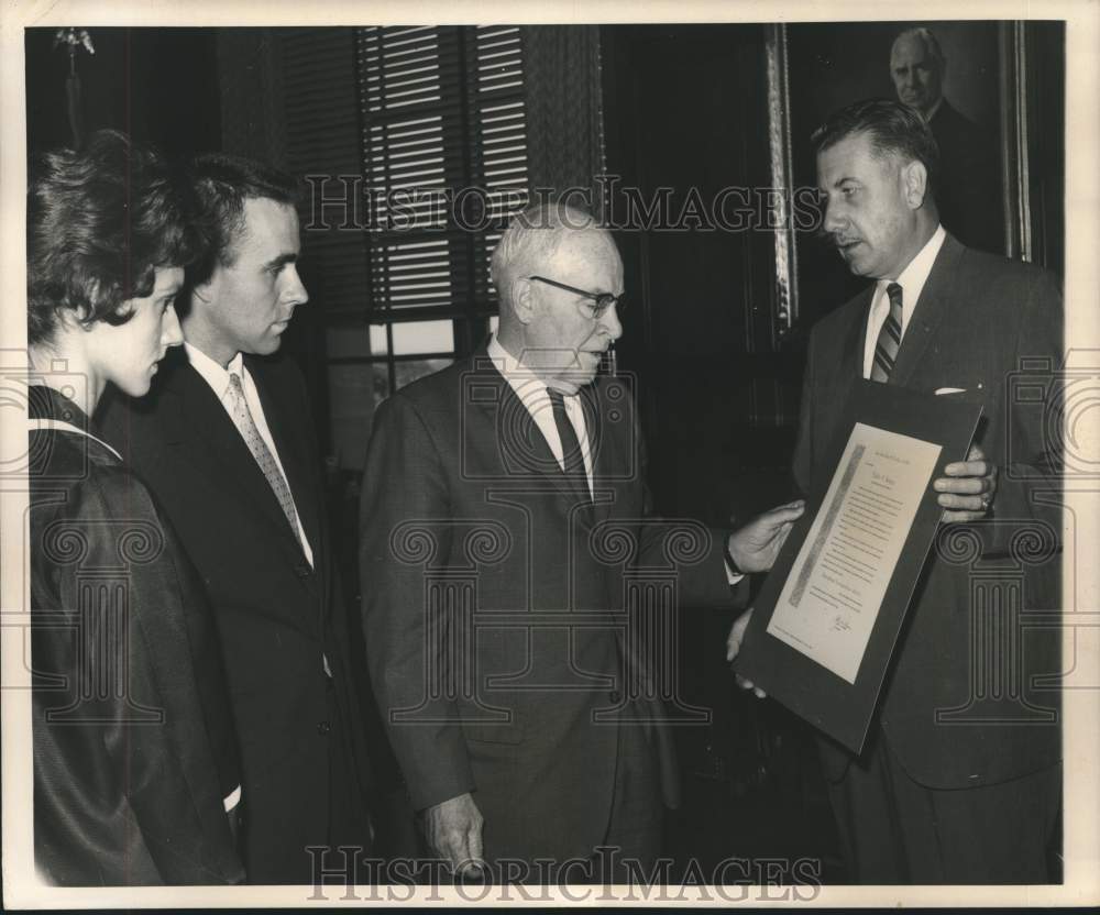 1961 Press Photo Secretary Hodges made &quot;Home-Study Man-of-the-Year from ICS-Historic Images