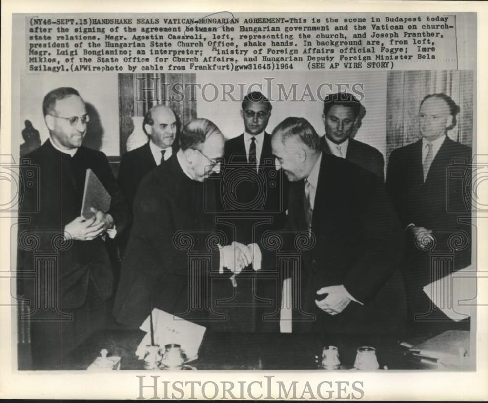 1964 Handshake seals Vatican-Hungarian agreement - Historic Images