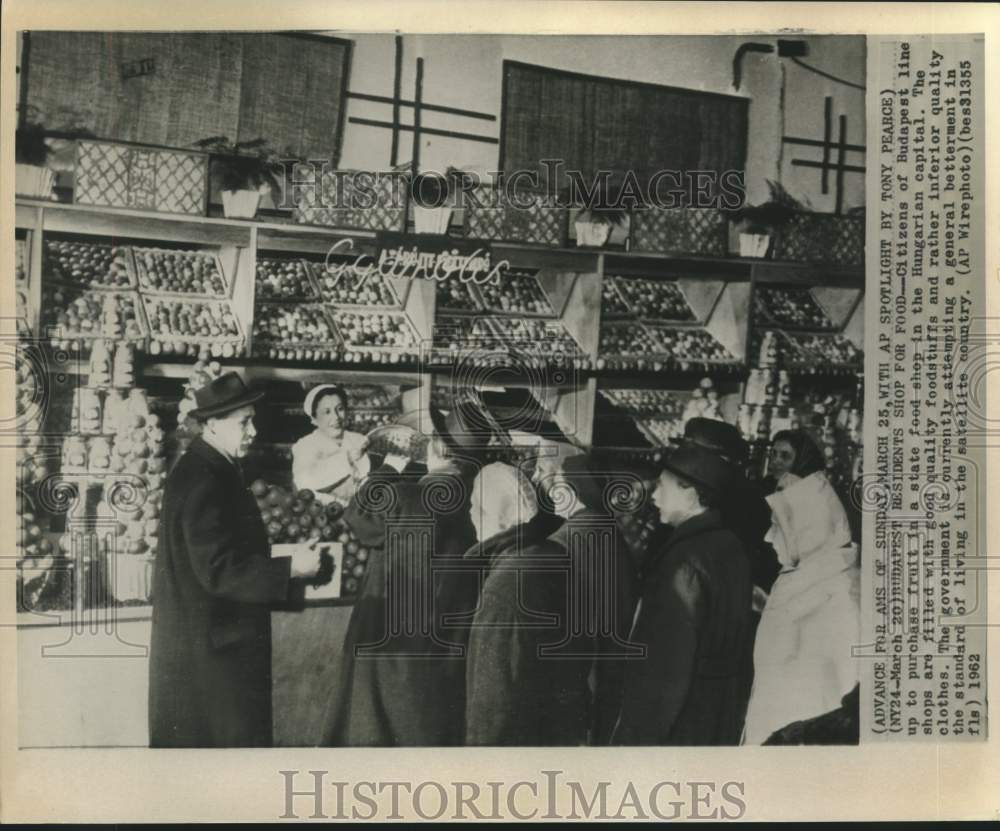 1962 Budapest residents shop for food in Hungarian capital - Historic Images