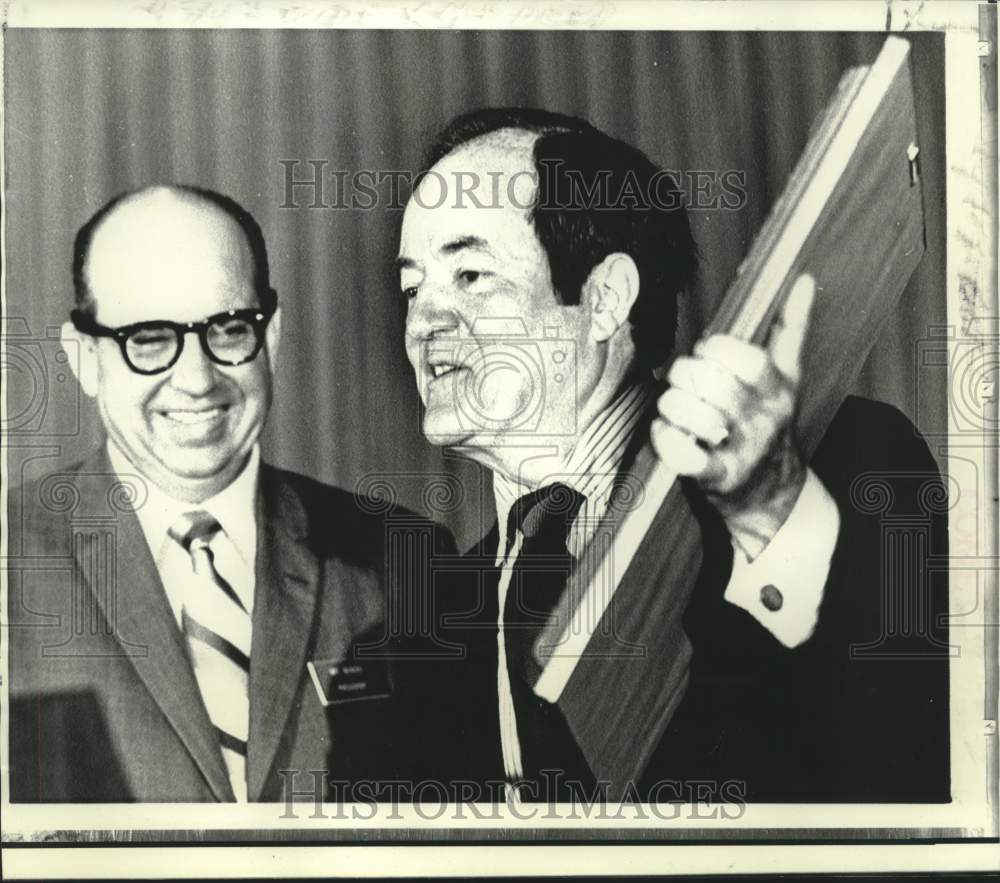 1971 Senator Humphrey accepts picture of his wife from Bussie in LA - Historic Images