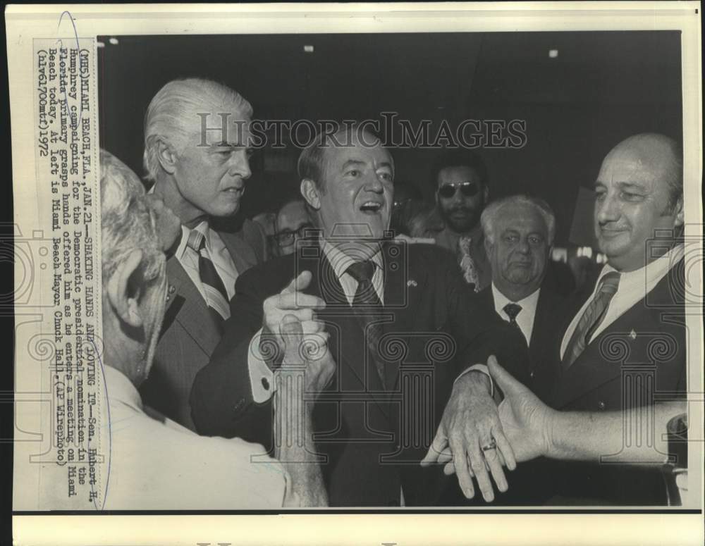 1972 Press Photo Senator Humphrey with supporters at Miami Beach, Florida-Historic Images