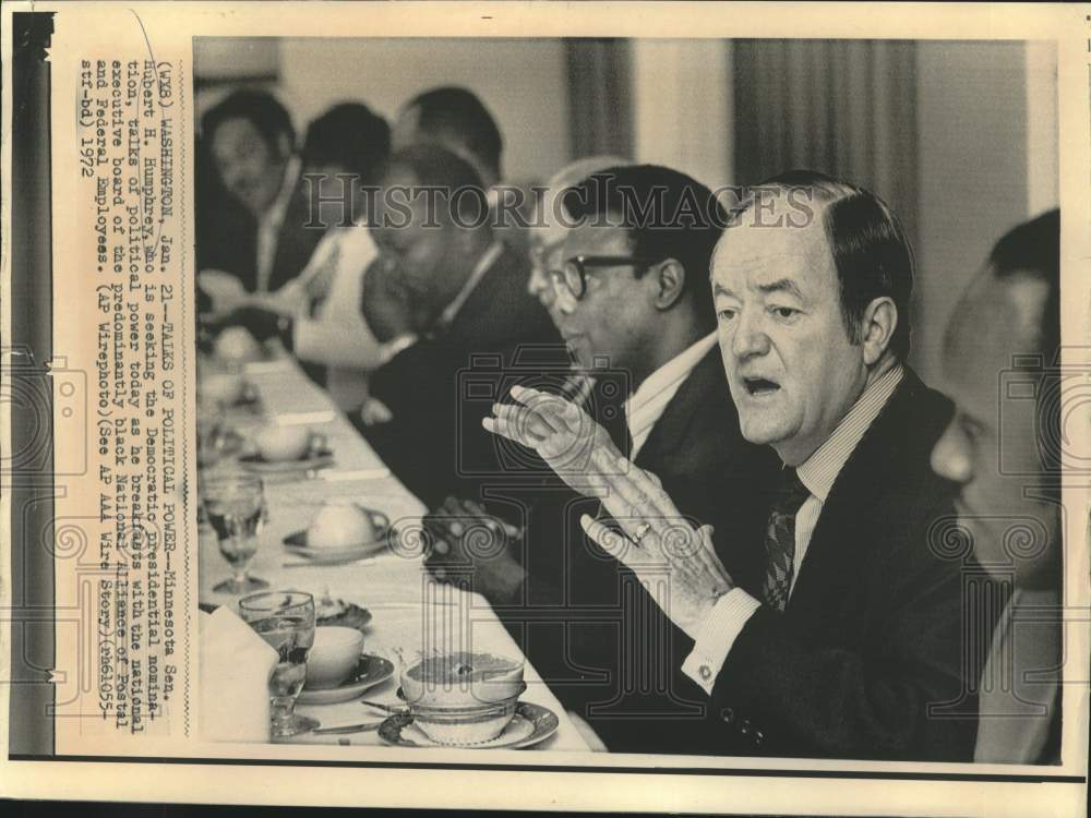 1972 Press Photo Senator Humphrey with postal and federal employees board-Historic Images