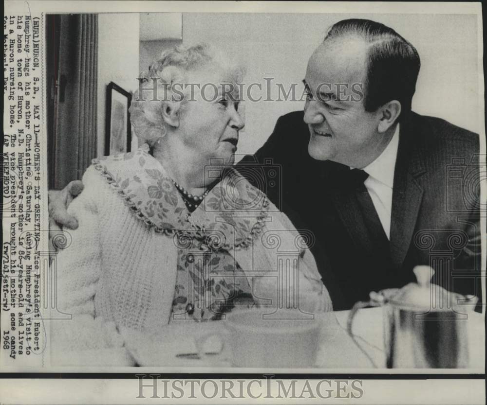 1968 Press Photo Vice President Humphrey visits his mother on Mother&#39;s Day. - Historic Images