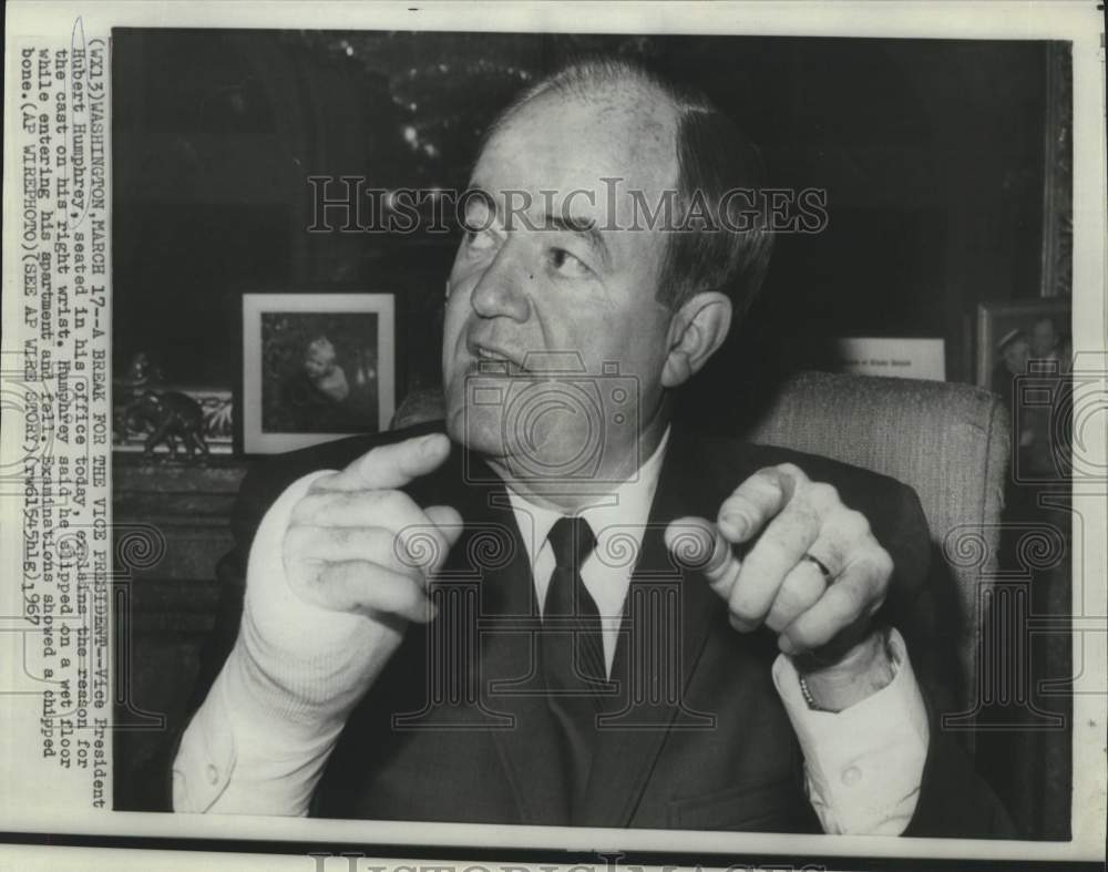 1967 Press Photo Vice President Humphrey explains reason for cast on right wrist-Historic Images