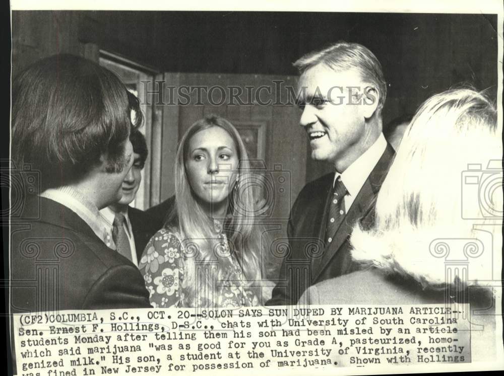 1970 Senator Hollings with University of South Carolina students - Historic Images