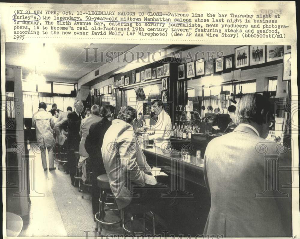 1975 Patrons line the bar at Hurley&#39;s, midtown Manhattan saloon - Historic Images