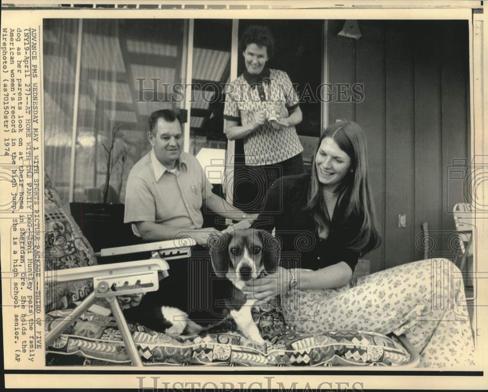 1974 Joni Huntley, high jump champion, at home in Oregon with family - Historic Images