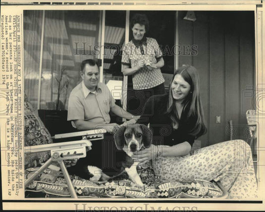 1974 Joni Huntley, high jump champion, at home in Oregon with family - Historic Images