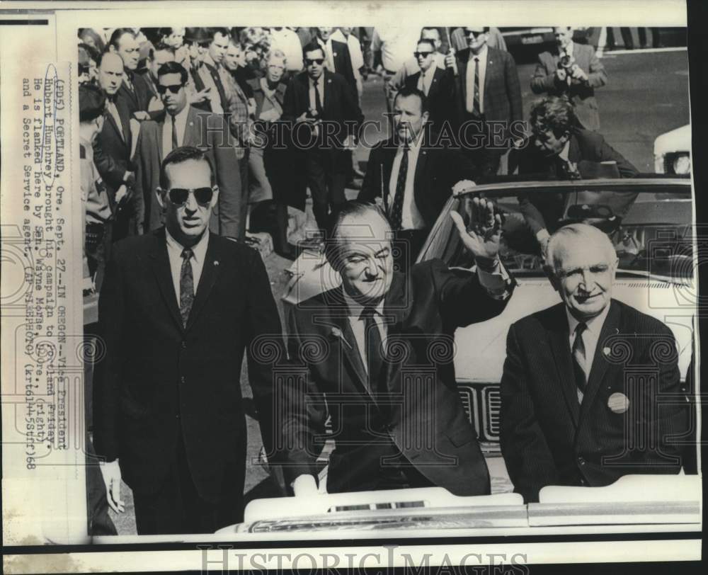 1968 Press Photo Vice President Humphrey flanked by Senator Morse and security-Historic Images