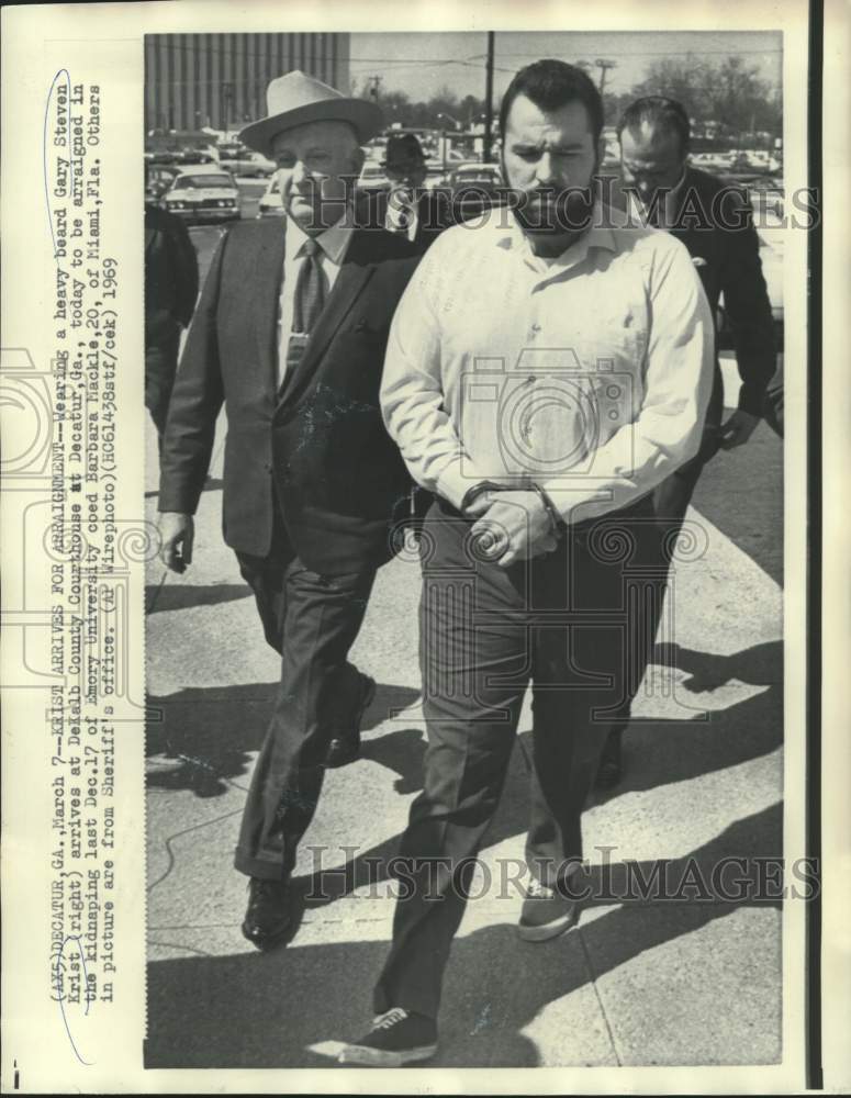 1969 Gary Steven Krist escorted by Sheriff&#39;s officers to court - Historic Images