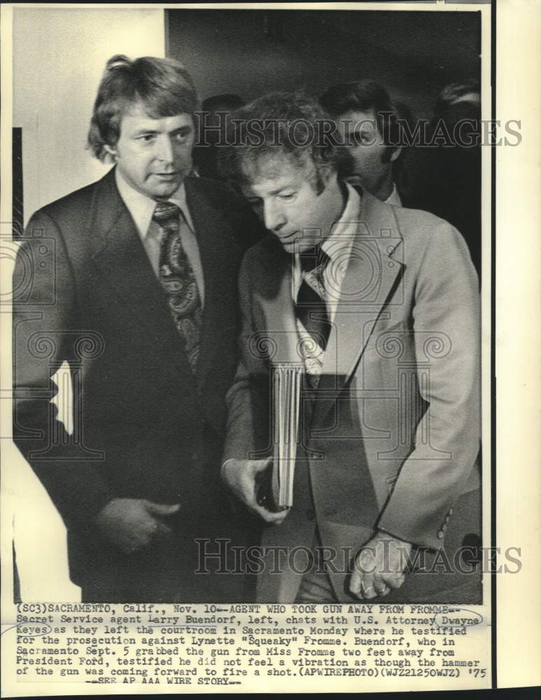 1975 Secret Service Agent Buendorf with attorney Dwayne Keyes in CA - Historic Images