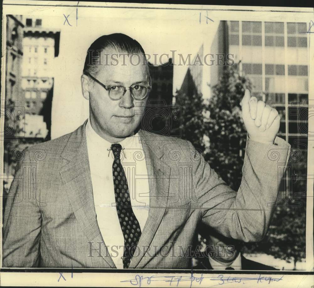 1970 Press Photo Baseball Commissioner Bowie Kuhn waves arriving at court in NY-Historic Images