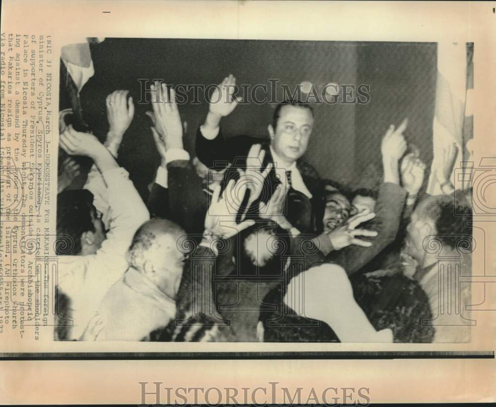 1972 Cyprus Foreign Minister Kyprianou on shoulder of supporters - Historic Images